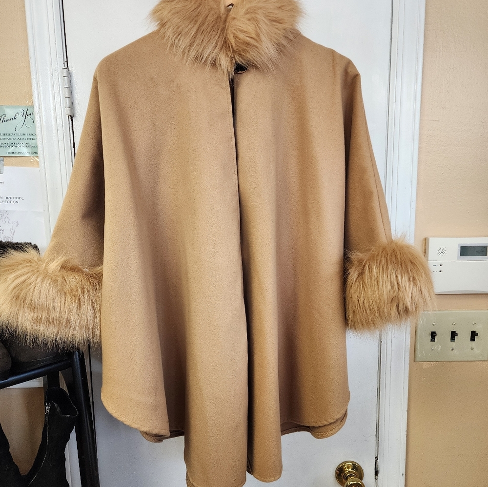 Tan Faux Fur Trim Women's Coat Poncho. NWT. - Picture 5 of 6